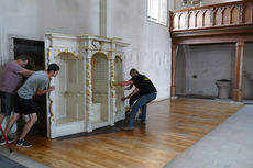 Räumung des Restinventars und der Kirchenbänke aus der Kirche (Foto: Karl-Franz Thiede)